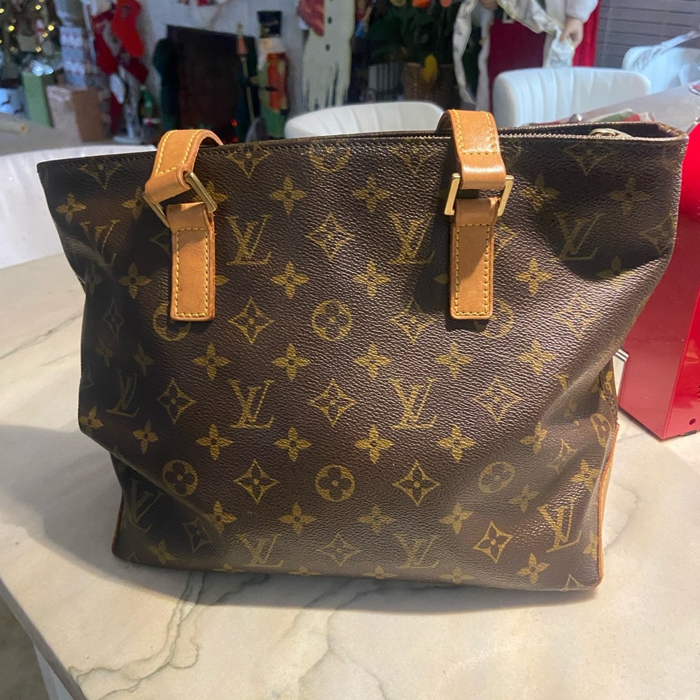 Louis Vuitton Monogram Women’s Purse! Stylish & fun size!